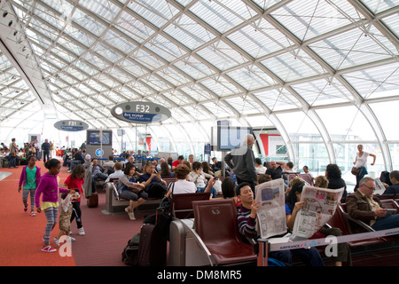 Reisende in einem Wartezimmer bei Charles de Gaulle Airport, Paris, Frankreich. Stockfoto
