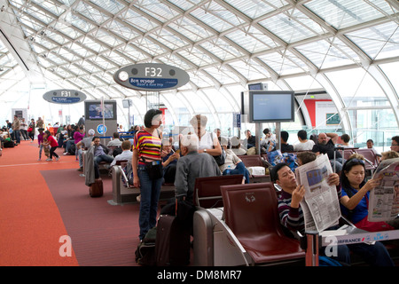 Reisende in einem Wartezimmer bei Charles de Gaulle Airport, Paris, Frankreich. Stockfoto
