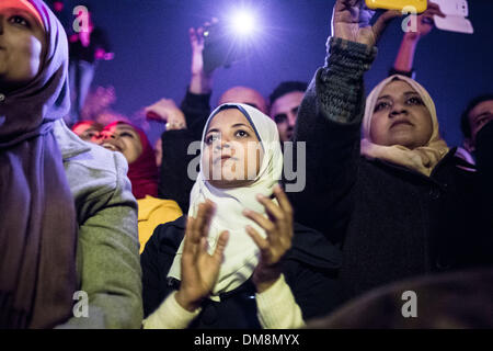 Kairo. 12. Dezember 2013. Fans genießen die musikalische Darbietung der ägyptischen Band Masar Egbari statt am Cairo Opera House, in Kairo, die Hauptstadt von Ägypten, auf Dec.12, 2013. Als Teil der jährlichen internationalen Tag der freiwilligen-Veranstaltung organisiert von United Nation Freiwilligen Programm u.a. zwei ägyptische Volksmusik Band gab Masar Egbari und Wust ElBalad eine Show am Donnerstag, zieht Hunderte von jungen Leuten. © Pan Chaoyue/Xinhua/Alamy Live-Nachrichten Stockfoto