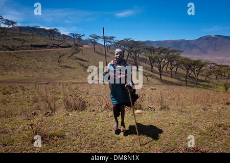 Ein Teenager Maasai mit bemaltem Gesicht nach dem 'emorata" Zeremonie, die die Beschneidung und Recht der Passage ein Mitglied der Krieger zu werden oder "Oran" Klasse in der Ngorongoro Conservation Area Tansania Ostafrika Stockfoto