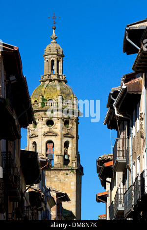 Turm der Kirche Santiago el Mayor in Puente La Reina eine baskische Stadt auf dem Jakobsweg-Pilgerweg, Navarra, Spanien. Stockfoto
