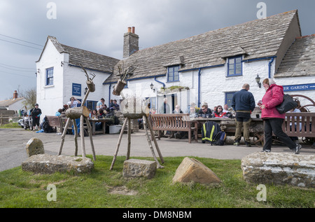 Der Platz und Kompass Pub in Wert Matravers in der Nähe von Swanage auf der Isle of Purbeck, Dorset, England, UK Stockfoto