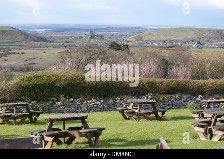 Die Aussicht von der Scott Arme Kneipe Biergarten über Isle of Purbeck Corfe Castle und der Purbeck Hills Dorset-England Stockfoto