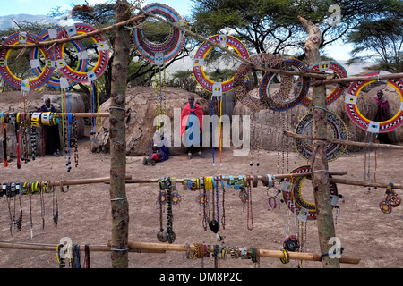 Maasai Frauen durch traditionelle Maasai Schmuck aus bunten Perlen gesehen angezeigt, für den Verkauf als Souvenir in der Ngorongoro Conservation Area im Krater im Hochland von Tansania Ostafrika Stockfoto