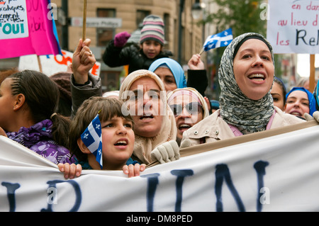 Muslimische Bürger protestieren gegen die neue vorgeschlagene Charta der Werte In Montreal. Das Diagramm verbietet religiöse Symbole im öffentlichen Dienst Stockfoto