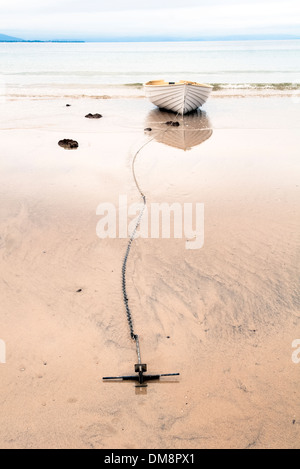 Das Holzboot Geheimnis. Eine schöne alte weiße Holzboot in den Sand mit Anker. Das Licht war an diesem Tag perfekt. Stockfoto