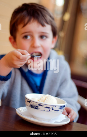 Kinder Eis essen Stockfoto
