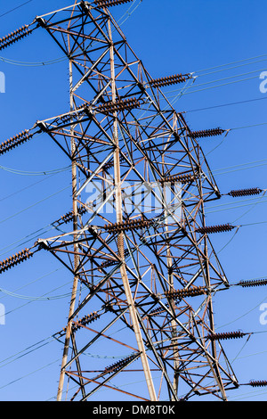 Stromleitungen gegen den Himmel Stockfoto