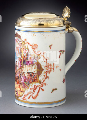 Dieser Tankard zeigt eine Chinoiserie-Szene, ein dekorativer Kunststil, der im 17. Und 18. Jahrhundert in Europa beliebt war. Das Kunstwerk zeigt chinesisch inspirierte Motive, die östliche Ästhetik mit westlichem Design verbinden. Stockfoto