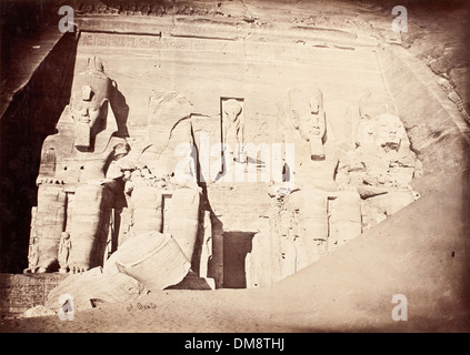 Der Tempel von Abu Simbel, erbaut von Ramses II., befindet sich in Südägypten nahe der nubischen Grenze. Es besteht aus zwei Tempeln, die in einen Berghang gehauen sind und für ihre massiven Statuen und kunstvollen Schnitzereien gefeiert werden. Die Stätte, die für ihre architektonische Pracht und historische Bedeutung bekannt ist, ist ein UNESCO-Weltkulturerbe und ein Beispiel für altägyptische Kunst und Ingenieurwesen. Stockfoto