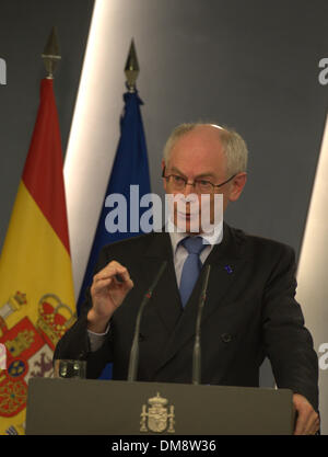 Madrid, Spanien. 12. Dezember 2013. Bei einer Pressekonferenz in Madrid, Spanien, 12. Dezember 2013 spricht Präsident des Europäischen Rates, Herman Van Rompuy. Herman Van Rompuy Meetw mit spanischen Ministerpräsidenten Mariano Rajoy Palais Moncloa in Madrid am Donnerstag. Bildnachweis: EDUARDO/Xinhua/Alamy Live-Nachrichten Stockfoto