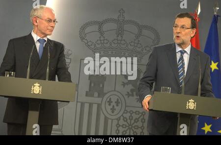 Madrid, Spanien. 12. Dezember 2013. Spanish Prime Minister Mariano Rajoy (R) besucht am 12. Dezember 2013 gemeinsame Pressekonferenz mit dem Präsidenten des Europäischen Rates, Herman Van Rompuy, Palais Moncloa in Madrid, Spanien. Bildnachweis: EDUARDO/Xinhua/Alamy Live-Nachrichten Stockfoto