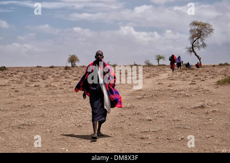 Massai walking auf die Ebenen der Ngorongoro Conservation Area im Krater im Hochland von Tansania Ostafrika Stockfoto