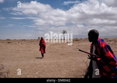 Massai walking auf die Ebenen der Ngorongoro Conservation Area im Krater im Hochland von Tansania Ostafrika Stockfoto