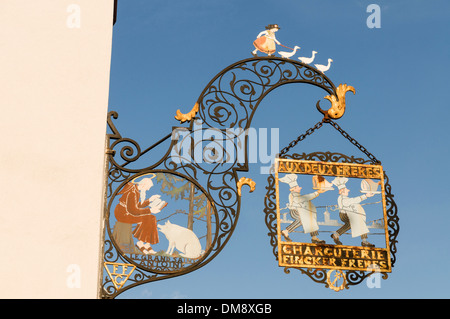 Elk213-2682 Frankreich, Elsass, Colmar, hängende speichern Zeichen Stockfoto