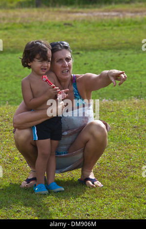 Ein kleines halbe Thai halbe amerikanische Kind mit seiner Großmutter Stockfoto