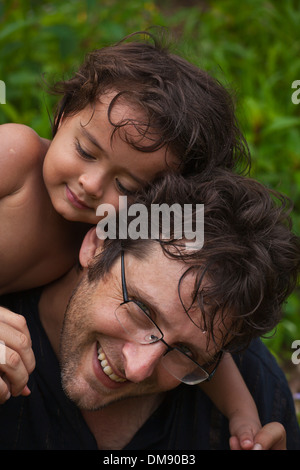 Eine halbe Thai halbe amerikanische Kind mit seinem Vater Stockfoto