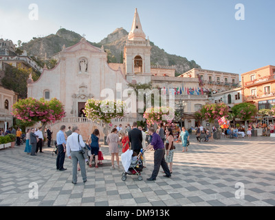 Piazza IX Aprile in der Nähe von Chiesa di San Giuseppe in Taormina Stockfoto