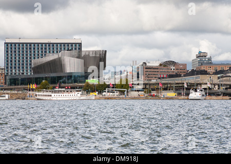 Uferpromenade in Stockholm City, Blick auf World Trade Center und Central Station, Schweden Stockfoto