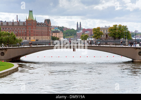 Kanal und Brücke in Stockholm, Schweden Stockfoto