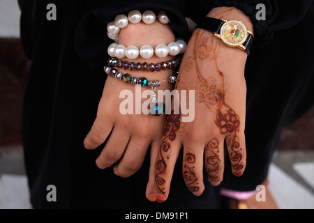 Ein kompliziertes Henna-Design auf dem Rücken und den Fingern einer Frau auf der Insel Sansibar Ostafrika. Die Designs können symbolische Bedeutungen haben, wobei verschiedene Muster Dinge wie Schönheit, Glück, Schutz oder Fruchtbarkeit darstellen. Die Dunkelheit des Henna-Flecks wird auch in einigen Kulturen als bedeutend angesehen, wobei ein dunklerer Fleck eine tiefere Liebe zwischen zwei Menschen in einer Ehe symbolisiert. Stockfoto