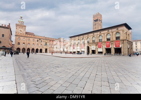 Piazza Maggiore mit Accursio Palast und Palazzo del Podestà in Bologna Stockfoto