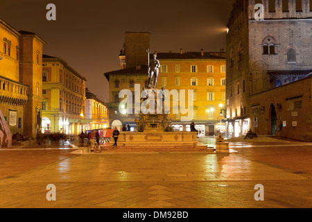 Panorama des Piazza del Nettuno in Bologna in der Nacht Stockfoto