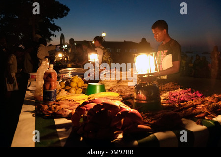 Nacht Lebensmittelmarkt in den Forodhani Gärten in Stonetown auch bekannt als Mji Mkongwe in der Insel Zanzibar Ostafrikas. Stockfoto