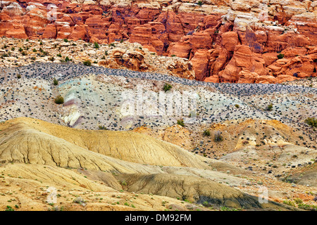 Verschiedenen Mineralablagerungen erstellen diese Farbpalette entlang Salt Valley Wash im Arches National Park in Utah. Stockfoto