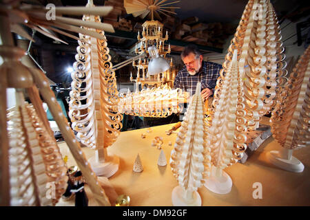 Einsiedel, Deutschland. 10. Dezember 2013. Steffen Goethel funktioniert auf Chip Bäume im Handwerk Unternehmen Werner Gloess in Einsiedel, Deutschland, 10. Dezember 2013. Die Technologie, um einen Chip-Baum aus Lindenholz Spinnen beherrscht wurde nur von wenigen Handwerkern in den Regionen des Erzgebirges. Foto: JAN WOITAS/Dpa/Alamy Live News Stockfoto