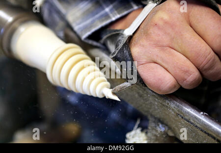 Einsiedel, Deutschland. 10. Dezember 2013. Steffen Goethel arbeitet an einem Chip-Baum im Handwerk Unternehmen Werner Gloess in Einsiedel, Deutschland, 10. Dezember 2013. Die Technologie, um einen Chip-Baum aus Lindenholz Spinnen beherrscht wurde nur von wenigen Handwerkern in den Regionen des Erzgebirges. Foto: JAN WOITAS/Dpa/Alamy Live News Stockfoto