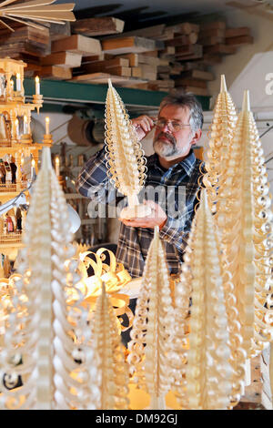 Einsiedel, Deutschland. 10. Dezember 2013. Steffen Goethel prüft Chip Bäume in das Kunsthandwerk Werner Gloess in Einsiedel, Deutschland, 10. Dezember 2013 Unternehmen. Die Technologie, um einen Chip-Baum aus Lindenholz Spinnen beherrscht wurde nur von wenigen Handwerkern in den Regionen des Erzgebirges. Foto: JAN WOITAS/Dpa/Alamy Live News Stockfoto