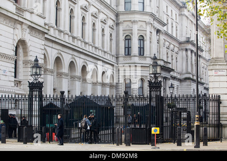 Polizei im Gespräch mit Touristen vor den Toren der 10 Downing Street London Stockfoto