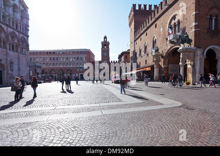 Blick auf den Corso di Porta Reno "und" Piazza Trento e Trieste, Rathaus und Dom in Ferrara Stockfoto