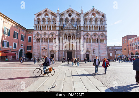 Piazza Cattedrale und Duomo di Ferrara, Italien Stockfoto