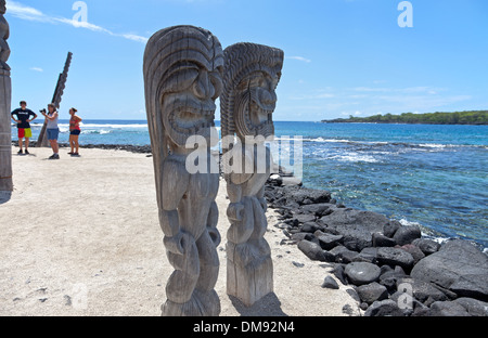 Kona Coast: Pu'uhonua o Honaunau National Historical Park - Wache Ki'i Tikis Hale o Keawe. Nur zur redaktionellen Verwendung. Stockfoto