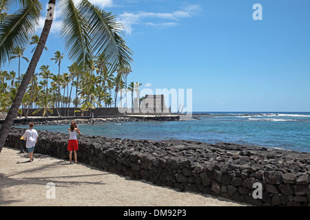 Nur zur redaktionellen Verwendung. Pu'uhonua o Honaunau National Historical Park-dies wieder aufgebaut, Tempel und Mausoleum (Hale o Keawe) in Ferne. Stockfoto