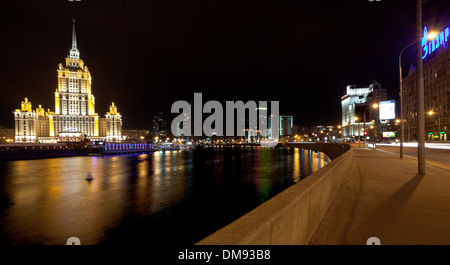 Blick auf Krasnopresnenskaya Damm und Hotel Ukraina in Moskau Stockfoto