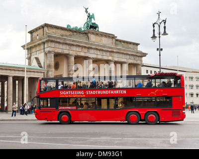 rote Doppeldecker Touristenbus in Berlin Stockfoto