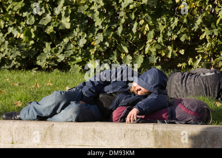 Obdachloser schlafen auf den Straßen von London England eingepackt gegen die Kälte Stockfoto