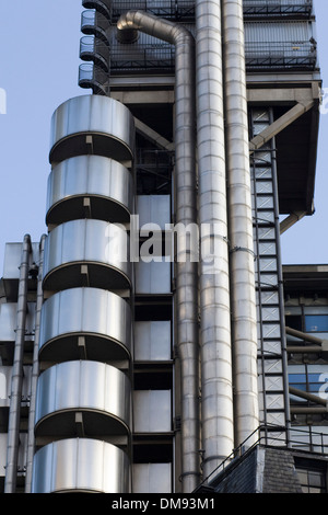 Lloyds Building, City of London. Entworfen von Richard Rogers vor blauem Himmel Stockfoto