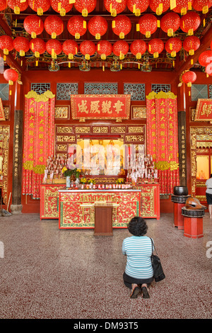 beten in Kong Hock Keong Schrein in Georgetown Penang, Malaysia Stockfoto