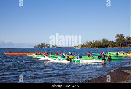 Hilo Kanu-Clubs beginnt eine Outrigger Kanu Praxis Rennen auf Hilo Bay Stockfoto