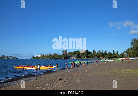Treffpunkt der lokalen Kanuclubs Übungszeit auf Hilo Bay. Stockfoto