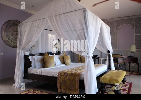 Bett mit Moskitonetz Baldachin in der Presidential Suite im Hideaway des Nungwi Resort an der Nordwestküste der Insel Sansibar, einem halb-autonomen Teil Tansanias, in Ostafrika Stockfoto