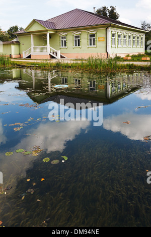 altes russisches Holzhaus des XIX Jahrhunderts, Dmitrow, Russland Stockfoto