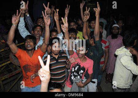 Dhaka, Bangladesch. 12. Dezember 2013. Anhänger der herrschenden Bangladesh Awami-Liga party jubeln nach der Ausführung der Todesstrafe von Abdul Quader Molla war einer der Führer der Bangladesh Jamaat-e-Islami Partei in Dhaka, Bangladesch, 12. Dezember 2013. Bangladesch hat Abdul Quader Molla, ein islamistischer Parteiführer verurteilt Kriegsverbrechen im Jahr 1971, das ist die erste Hinrichtung eines Kriegsverbrechers im Land durchgeführt. Aus Protest gegen Mollas Ausführung forderte seine Partei Jamaat landesweiten Generalstreik von Dämmerung zu Dämmerung Sonntag. Bildnachweis: Shariful Islam/Xinhua/Alamy Live-Nachrichten Stockfoto