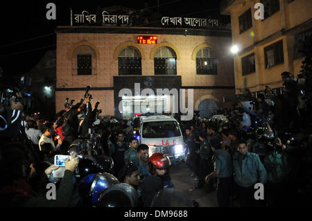 Dhaka, Bangladesch. 12. Dezember 2013. Körper von Abdul Quader Molla, ein Anführer der Bangladesh Jamaat-e-Islami Partei erfolgt durch einen Krankenwagen nach dem Todesurteil in Dhaka, Bangladesch, 12. Dezember 2013. Bangladesch hat Abdul Quader Molla, ein islamistischer Parteiführer verurteilt Kriegsverbrechen im Jahr 1971, das ist die erste Hinrichtung eines Kriegsverbrechers im Land durchgeführt. Aus Protest gegen Mollas Ausführung forderte seine Partei Jamaat landesweiten Generalstreik von Dämmerung zu Dämmerung Sonntag. Bildnachweis: Shariful Islam/Xinhua/Alamy Live-Nachrichten Stockfoto