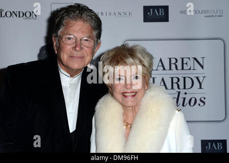 London, UK. 12. Dezember 2013. Gloria Hunniford besucht die Karen Hardy Studios 5. Geburtstag am Imperial Wharf in London, Foto: siehe Li/Alamy Live News Stockfoto