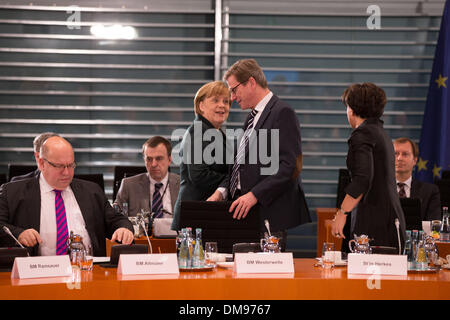 Berlin, Deutschland. 12. Dezember 2013. Bundeskanzlerin Merkel und Innenminister Friedrich Treffen mit den Ministerpräsidenten der Bundesrepublik Deutschland Staaten an das Kanzleramt in Berlin. / Bild: Angela Merkel, Bundeskanzlerin und Guido Westerwelle, Außenminister, in Berlin, am 12. Dezember, 2013.Photo: Reynaldo Paganelli/NurPhoto Credit: Reynaldo Paganelli/NurPhoto/ZUMAPRESS.com/Alamy Live-Nachrichten Stockfoto